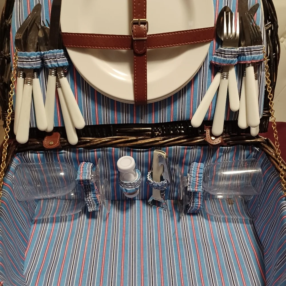 VINTAGE PICNIC BASKET Brown Classic Old Fashioned Outdoors Complete Set For Four